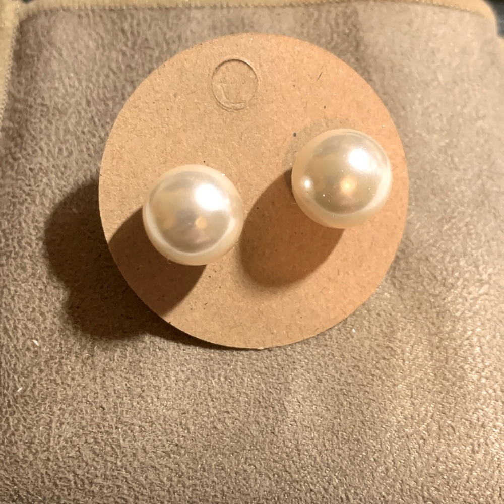 ⭐️*2/$10*⭐️ White Round imitation Pearl Stud Earrings-BRAND NEW